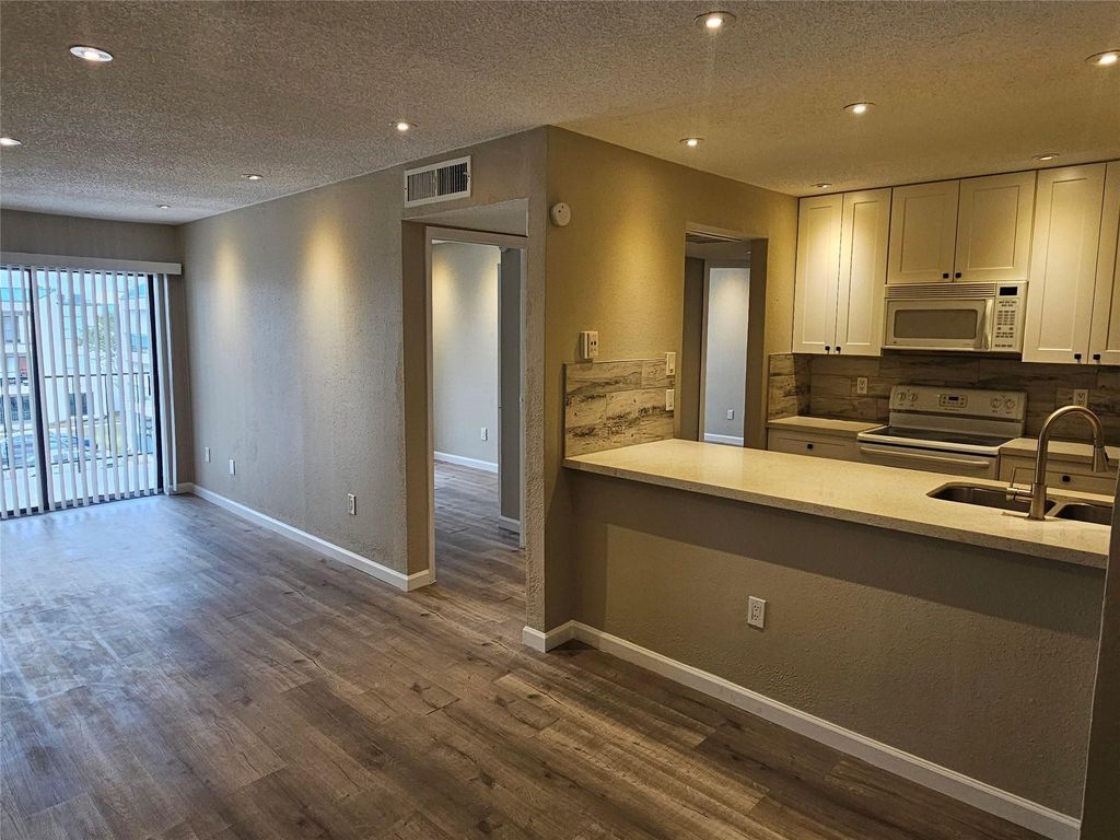 2816 S Bartell Drive 33, Houston, TX 77054