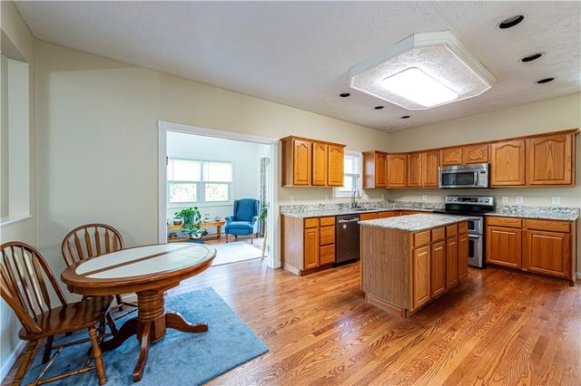 810 Stonebridge Dr, Hempfield Twp, PA 15601