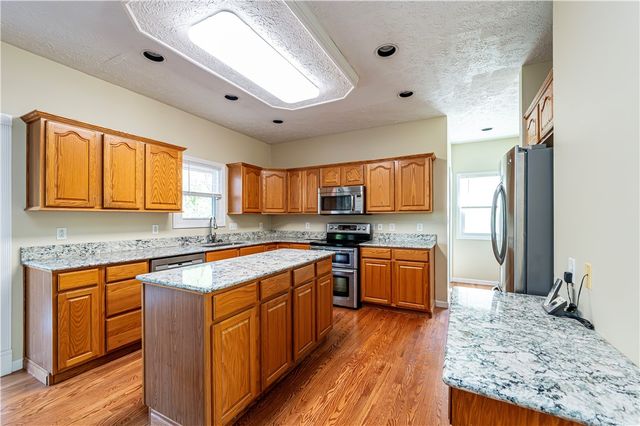 810 Stonebridge Dr, Hempfield Twp, PA 15601