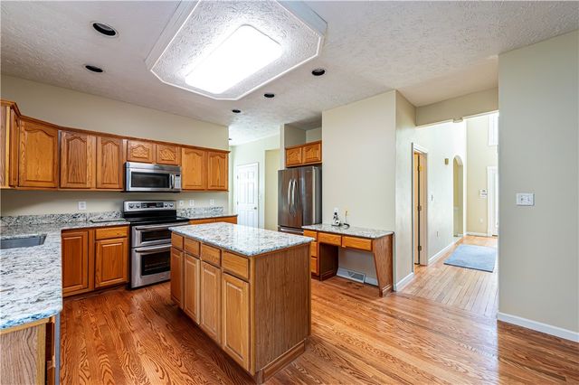810 Stonebridge Dr, Hempfield Twp, PA 15601