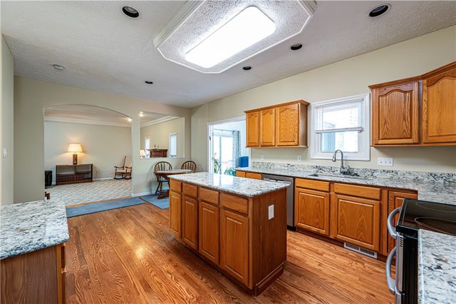 810 Stonebridge Dr, Hempfield Twp, PA 15601