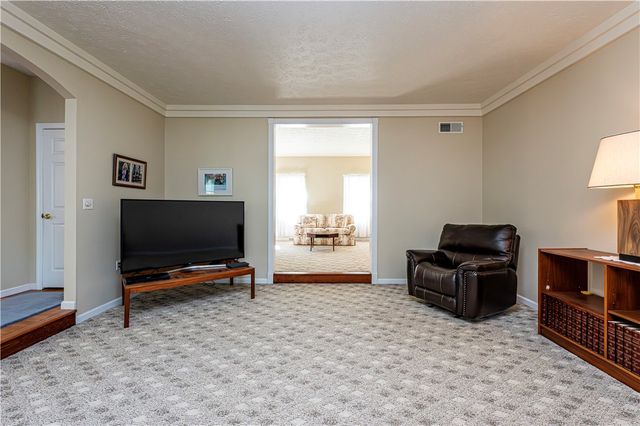 810 Stonebridge Dr, Hempfield Twp, PA 15601