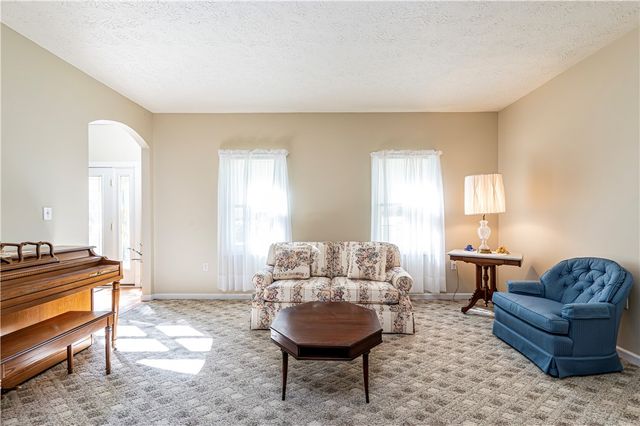 810 Stonebridge Dr, Hempfield Twp, PA 15601
