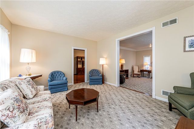 810 Stonebridge Dr, Hempfield Twp, PA 15601