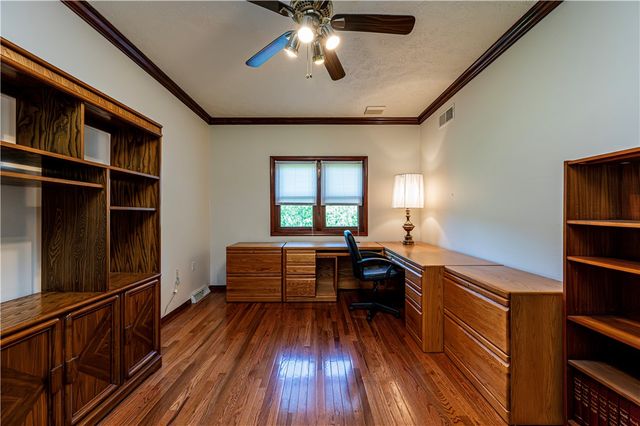 810 Stonebridge Dr, Hempfield Twp, PA 15601