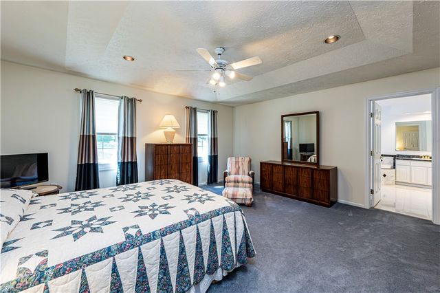 810 Stonebridge Dr, Hempfield Twp, PA 15601