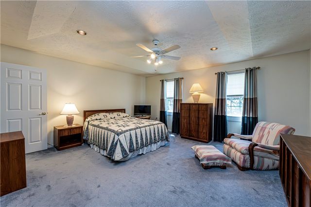 810 Stonebridge Dr, Hempfield Twp, PA 15601