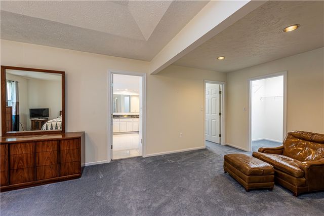 810 Stonebridge Dr, Hempfield Twp, PA 15601