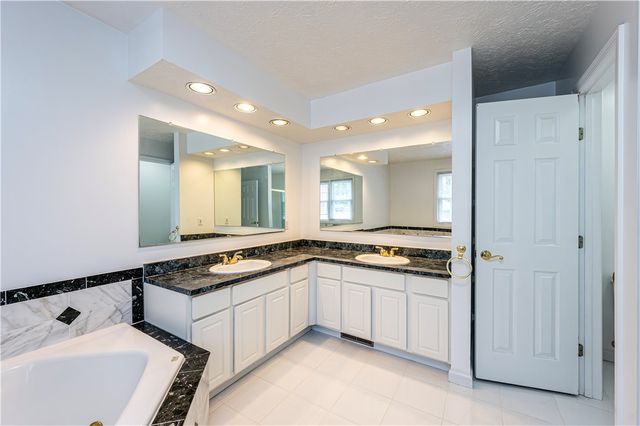 810 Stonebridge Dr, Hempfield Twp, PA 15601