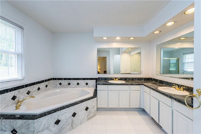 810 Stonebridge Dr, Hempfield Twp, PA 15601