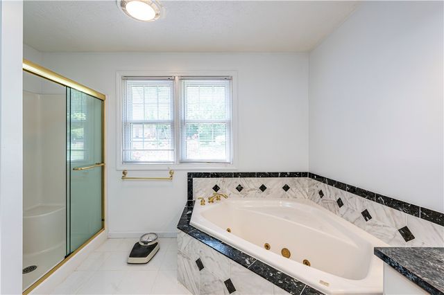 810 Stonebridge Dr, Hempfield Twp, PA 15601