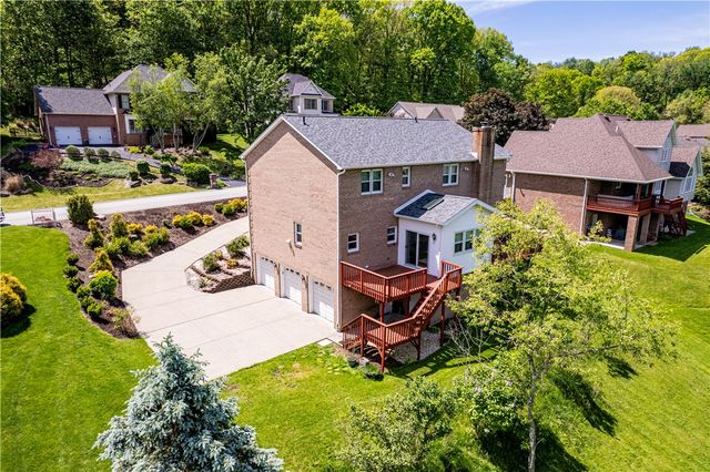 810 Stonebridge Dr, Hempfield Twp, PA 15601