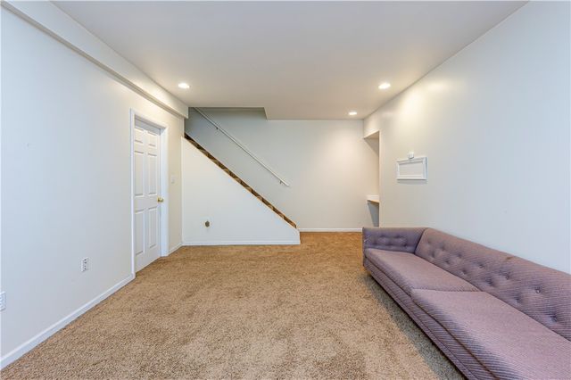 810 Stonebridge Dr, Hempfield Twp, PA 15601
