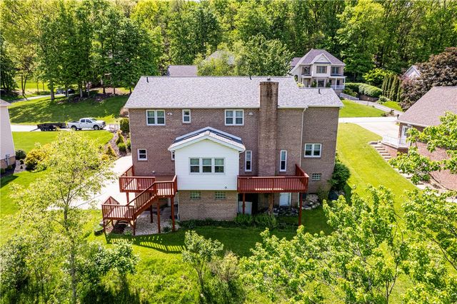 810 Stonebridge Dr, Hempfield Twp, PA 15601