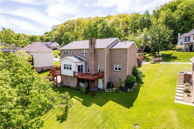 810 Stonebridge Dr, Hempfield Twp, PA 15601