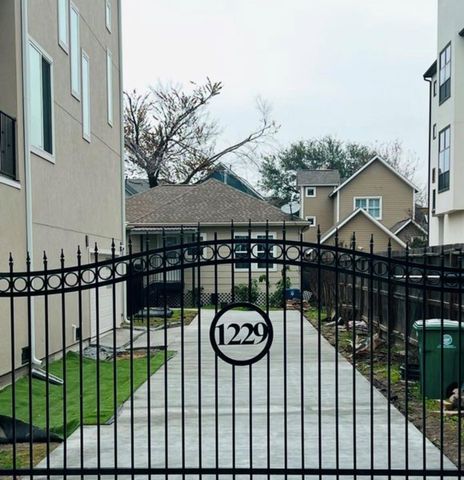 1229 W 21st Street, Houston, TX 77008