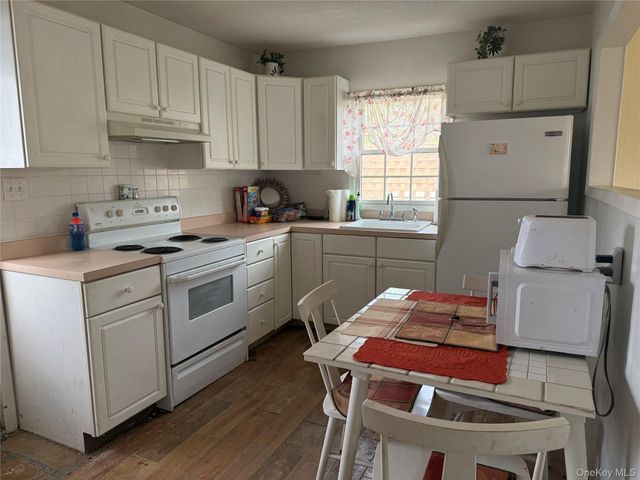 21 Independence Avenue, Babylon, NY 11702