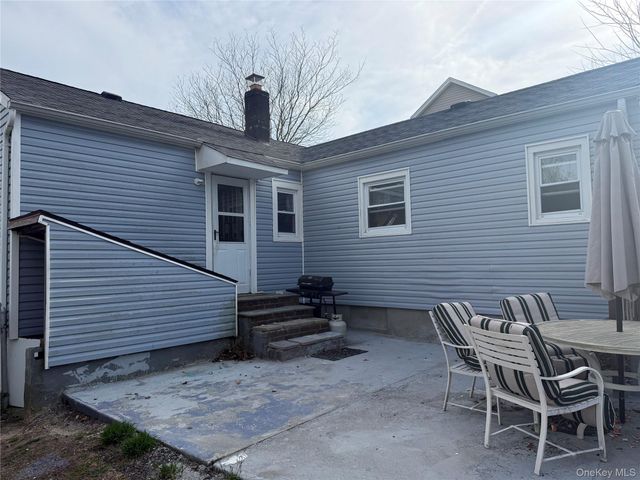 21 Independence Avenue, Babylon, NY 11702
