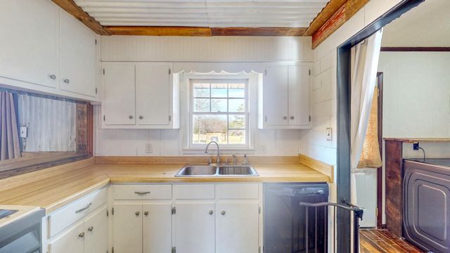 628 Tom White Rd, Big Sandy, TN 38221