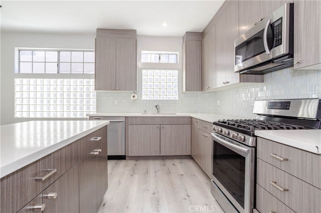 18347 Saticoy 28, Reseda, CA 91335