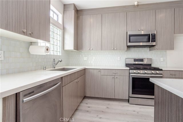 18347 Saticoy 28, Reseda, CA 91335