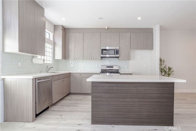 18347 Saticoy 28, Reseda, CA 91335