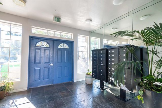 18347 Saticoy 28, Reseda, CA 91335