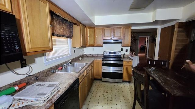 302 Sandberg LN, Cardinal, VA 23025