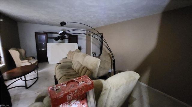 302 Sandberg LN, Cardinal, VA 23025