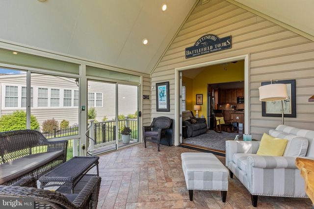 33 BOBOLINK DR, Gettysburg, PA 17325