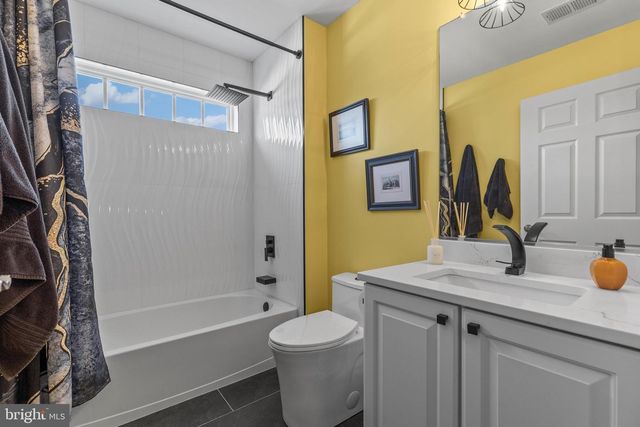 33 BOBOLINK DR, Gettysburg, PA 17325