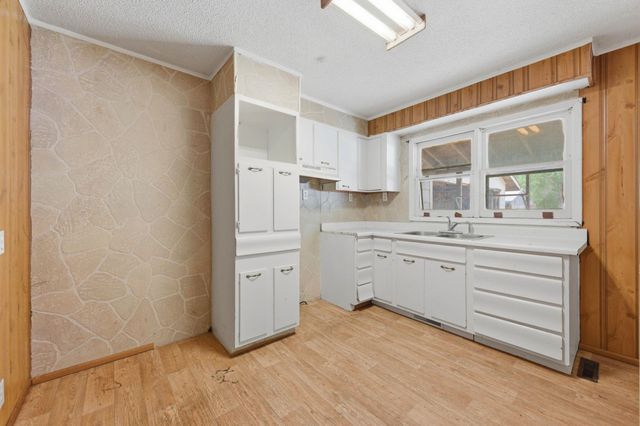 528 E 79th St S, Haysville, KS 67060