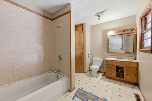 528 E 79th St S, Haysville, KS 67060