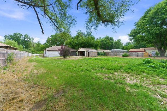 528 E 79th St S, Haysville, KS 67060