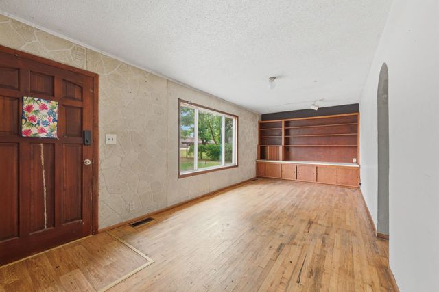 528 E 79th St S, Haysville, KS 67060