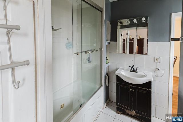 16 W Central Avenue, Bergenfield, NJ 07621