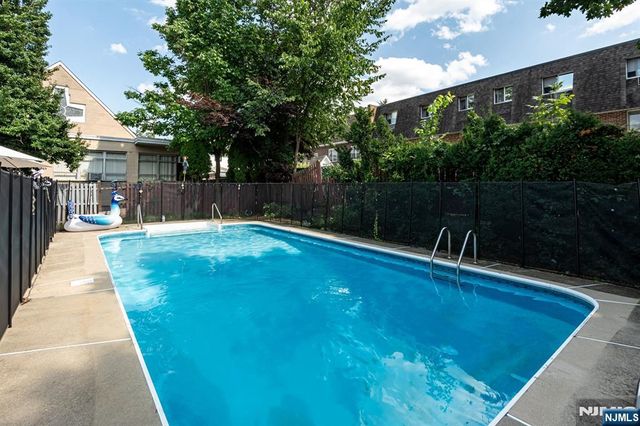 16 W Central Avenue, Bergenfield, NJ 07621