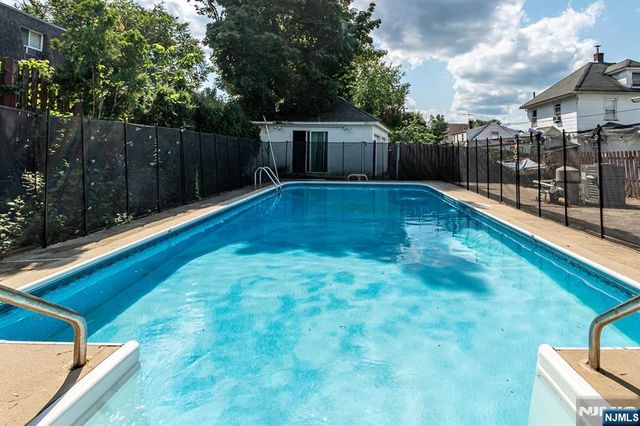 16 W Central Avenue, Bergenfield, NJ 07621