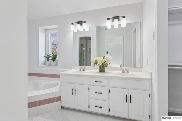 6313 S 156th Avenue, Omaha, NE 68135