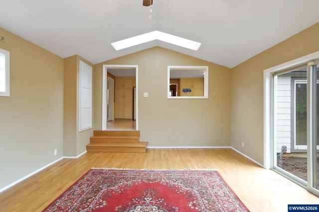 1060 Silver Falls Dr NE, Silverton, OR 97381