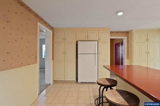 1060 Silver Falls Dr NE, Silverton, OR 97381