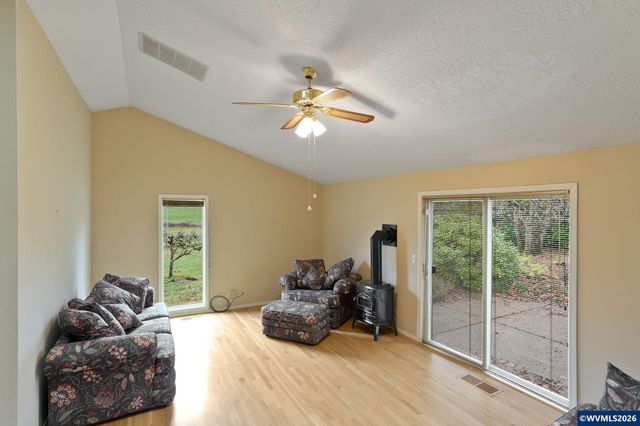 1060 Silver Falls Dr NE, Silverton, OR 97381