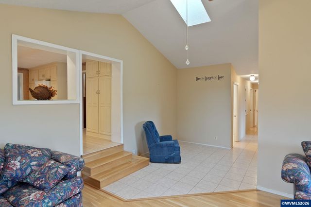 1060 Silver Falls Dr NE, Silverton, OR 97381