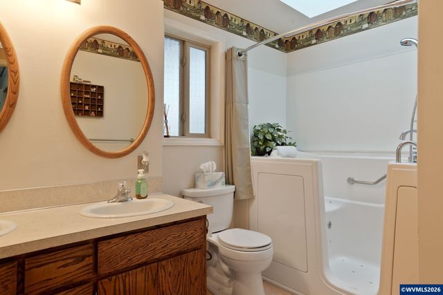 1060 Silver Falls Dr NE, Silverton, OR 97381