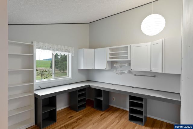 1060 Silver Falls Dr NE, Silverton, OR 97381