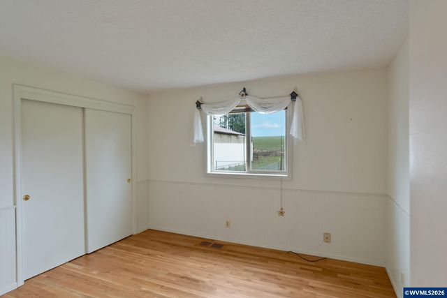 1060 Silver Falls Dr NE, Silverton, OR 97381