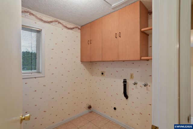 1060 Silver Falls Dr NE, Silverton, OR 97381