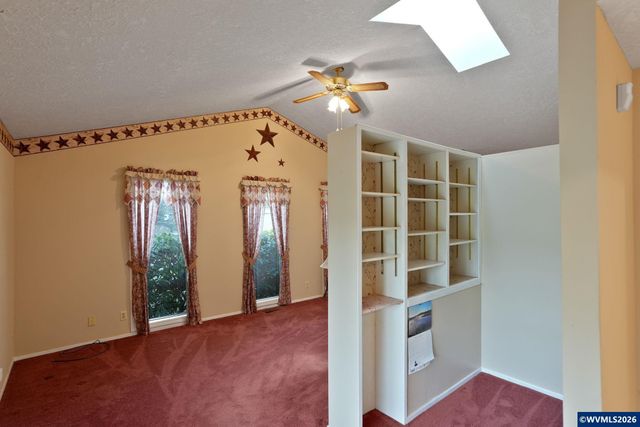 1060 Silver Falls Dr NE, Silverton, OR 97381