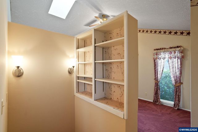 1060 Silver Falls Dr NE, Silverton, OR 97381