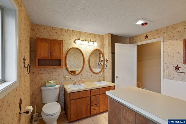 1060 Silver Falls Dr NE, Silverton, OR 97381